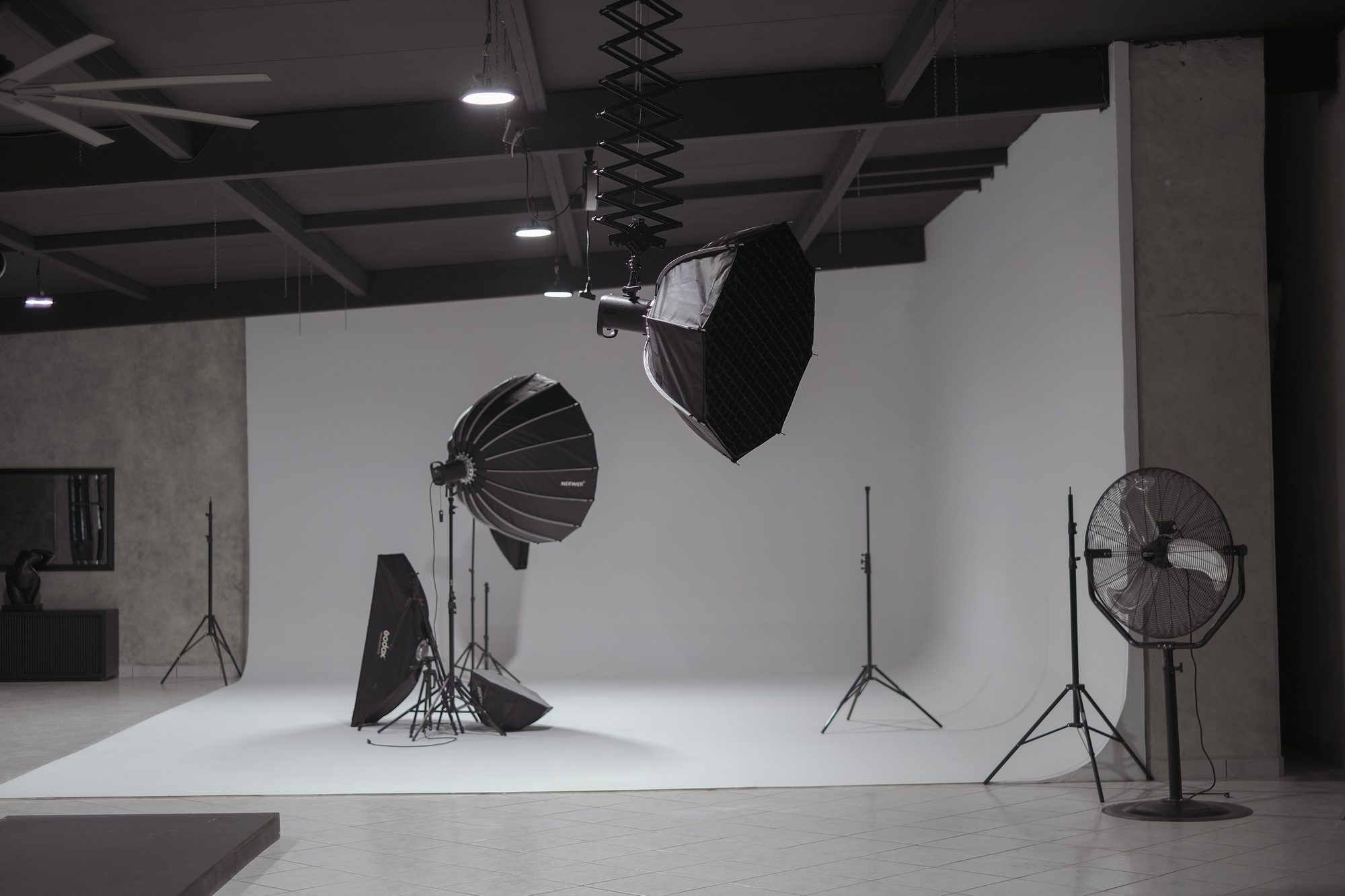 Interior del estudio principal de District Studio en Monterrey, con ciclorama, iluminación y equipo de producción.