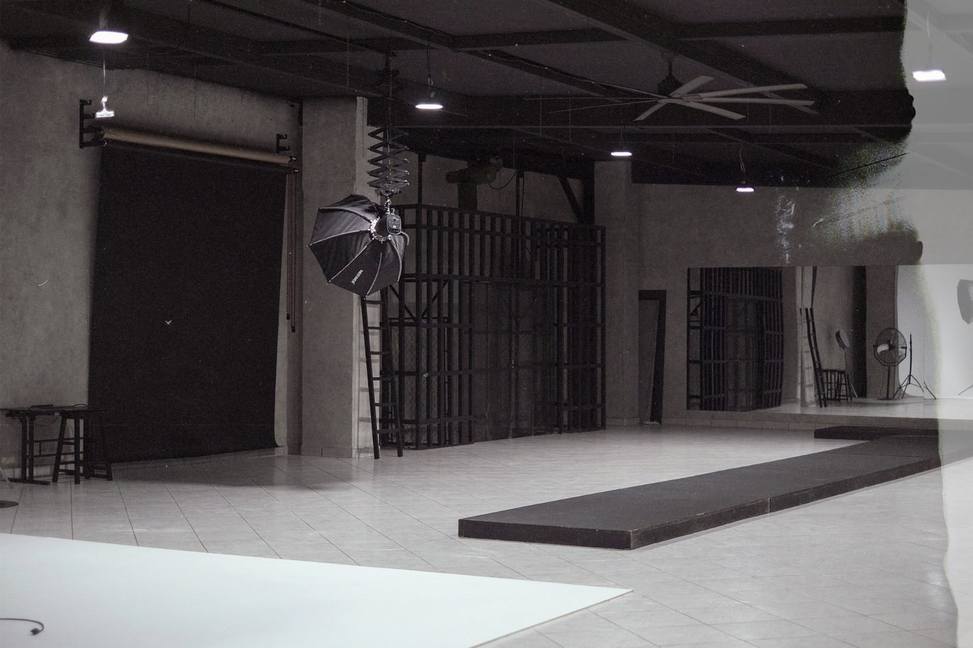 Espacio abierto con pasarela central para eventos y activaciones