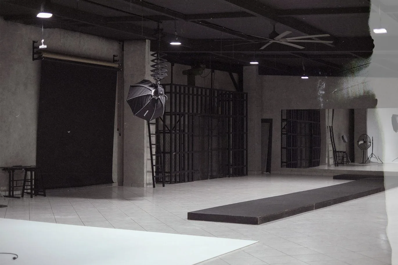 Espacio abierto con pasarela central para eventos y activaciones